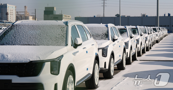 U.S. President Donald Trump stated on Monday that the South Korean legislature is failing to implement the trade agreement, announcing plans to raise tariffs on items including automobiles from 15% to 25%, including mutual tariffs. He did not mention the timing of the tariff imposition or any other additional details. The photo shows vehicles for export parked at Pyeongtaek Port in Poseung-eup, Pyeongtaek-si, Gyeonggi Province on Tuesday 2026.1.27 / News1