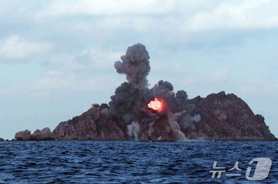 The Rodong Sinmun, the official newspaper of North Korea\'s Workers\' Party, reported on Wednesday that Kim Jong Un, the party\'s general secretary, observed the test firing to verify the effectiveness of the upgraded large-caliber multiple rocket launcher system conducted by the Missile Bureau the previous day, alongside his daughter Ju Ae / Rodong Sinmun