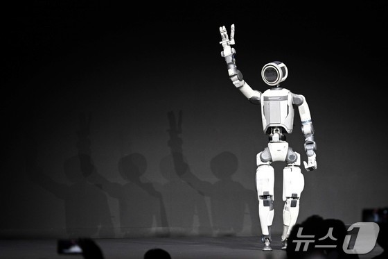  One day before the opening of CES 2026, the world\'s largest consumer electronics and IT exhibition, the next-generation electric Atlas prototype waves at the Hyundai Motor Group press conference held at Mandalay Bay in Las Vegas, Nevada, U.S., on January 5 2026.1.6 / News1