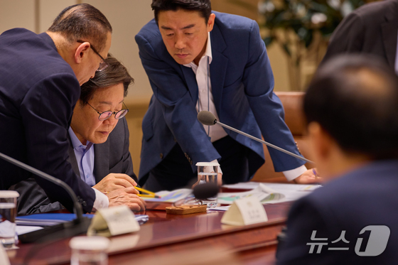 President Lee Jae Myung is seen conversing with Presidential Chief of Staff Kang Hoon-sik and National Security Advisor Wi Sung-lac during a full meeting of the National Security Council (NSC) held at the presidential office in Yongsan, Seoul, on January 10 (Provided by South Korea\'s Presidential Office) 2025.7.10 / News1
