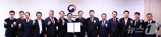 Son Byeong-bok, County Mayor of Uljin, Gyeongsangbuk-do, and other heads of the cooperative body representing 13 cities and counties along the East-West Transversal Railway delivered a joint proposal urging railway construction to Minister of Land, Infrastructure and Transport Kim Yun-deok on Monday (Provided by Uljin County) 2026.1.19 / News1