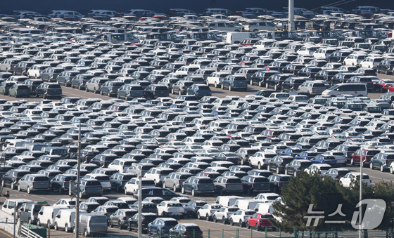 Export vehicles are parked at Pyeongtaek Port in Poseung-eup, Pyeongtaek City, Gyeonggi Province on December 4 last year. The U.S. government\'s Federal Register published on December 3 last year details of reducing tariffs on Korean-made automobiles to 15%. This Federal Register entry officially takes effect on December 4 and the tariff reduction will be applied retroactively to imports arriving on or after November 1, 2025. 2025.12.4 / News1