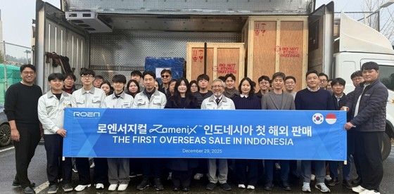  Roen Surgical employees are taking a commemorative photo after exporting Zamenix to Indonesia (Provided by Roen Surgical) / News1