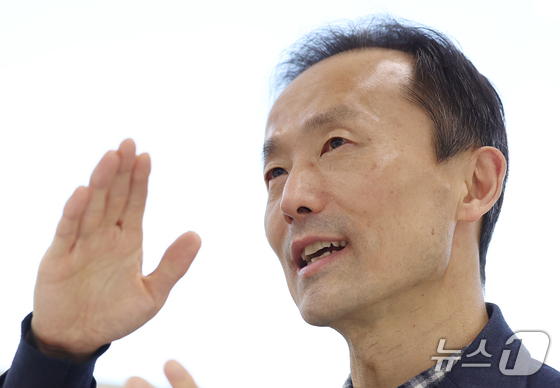 Former SBS North Korea specialist reporter Ahn Jung-sik stated that a cautious approach is crucial when discussing the concept of two states / News1