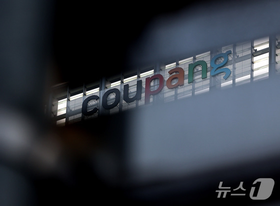  The appearance of Coupang\'s headquarters in Songpa-gu, Seoul 2025.12.29 / News1