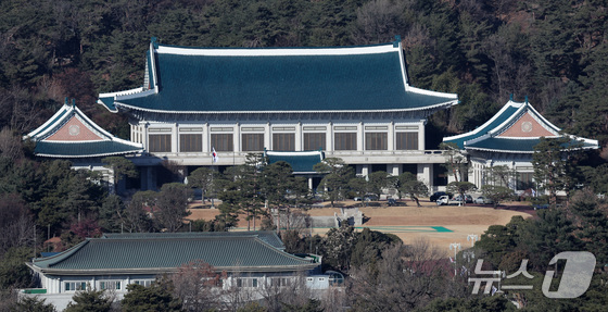  View of the Blue House from the Government Complex Seoul in Jongno-gu, Seoul. 2025.12.21 / News1