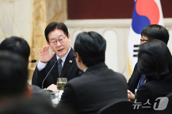  President Lee Jae Myung, on a state visit to China, answers questions from reporters during a luncheon briefing with the traveling press corps in Shanghai on Wednesday. 2026.1.7 / News1