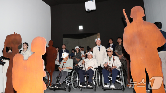 Mr. Yoo Young-bok and other distinguished returning Korean War prisoner of wars are viewing exhibits in the permanent exhibition hall at the War Memorial of Korea in Yongsan 2024.6.20 / News1