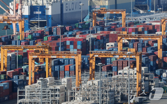 Export containers stacked at Pyeongtaek Port in Pocheong-eup, Pyeongtaek-si, Gyeonggi Province 2026.1.13 / News1