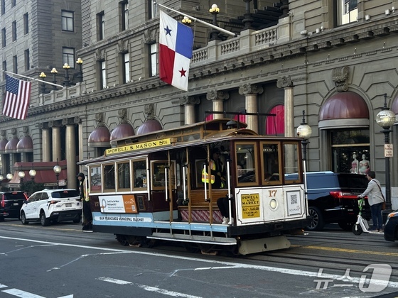  A San Francisco cable car passes by the J.P. Morgan Healthcare Conference venue 2026.1.12 / News1