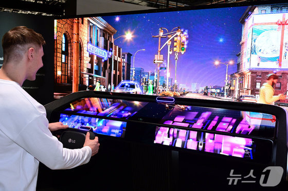  LG Electronics has won the 2026 SDV Innovator Awards hosted by global automotive media outlet Motor Trend for the second consecutive year, recognizing its differentiated technological capabilities in future mobility solutions. An LG Electronics model is demonstrating an automotive display solution / Provided by LG Electronics