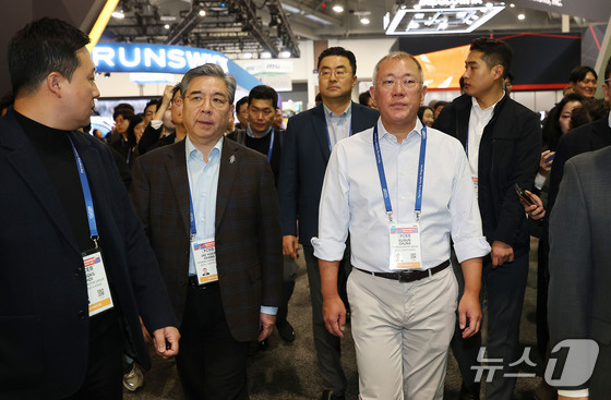 Hyundai Motor Group Chairman Chung Eui-sun is seen walking with Vice Chairman Chang Jae-hoon at the Las Vegas Convention Center (LVCC) in Nevada, U.S., on January 6 2026.1.7 / News1