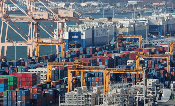 Export containers stacked at Pyeongtaek Port in Poseung-eup, Pyeongtaek-si, Gyeonggi Province 2026.1.13 / News1