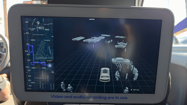 뒷좌석에 비치된 스크린에 경로와 주행 현황이 표시되고 있다. /영상=최유빈 기자