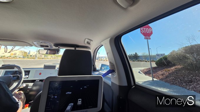 로보택시 모셔널이 STOP 표지판 앞에서 정차하고 있다. /사진=최유빈 기자