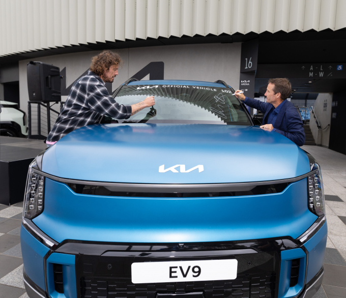 대회공식차량 중 EV9에 사인하고 있는 러시아 테니스 레전드 마라트 사핀(Marat Safin)과 호주 경마 레전드이자 기아 호주법인 앰버서더 데이미언 올리버(Damien Oliver). /사진=기아