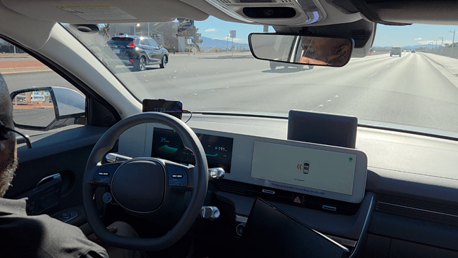 지난 8일 미국 라스베이거스에서 자율주행 중인 모셔널의 로보택시. 안전요원이 스티어링휠에 손을 얹지 않아도 아이오닉5가 능숙하게 차선을 변경한다. /영상=최유빈 기자