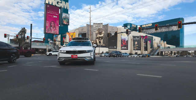 로보택시 모셔널이 미국 라스베이거스 시내를 주행하고 있다. /영상=현대차그룹