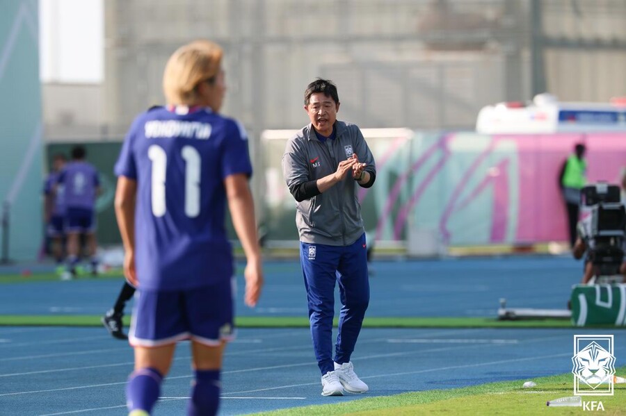 ▲ 도련님 축구로 전락한 한국이 2살 어린 일본에 완패하며 자존심마저 짓밟혔다. 한국 축구의 상징이었던 투혼과 독기는 이제 옛말이 된 듯하다. 두 살이나 어린 일본의 동생들에게 속수무책으로 밀리며 3-4위전으로 밀려났다.  ⓒ대한축구협회