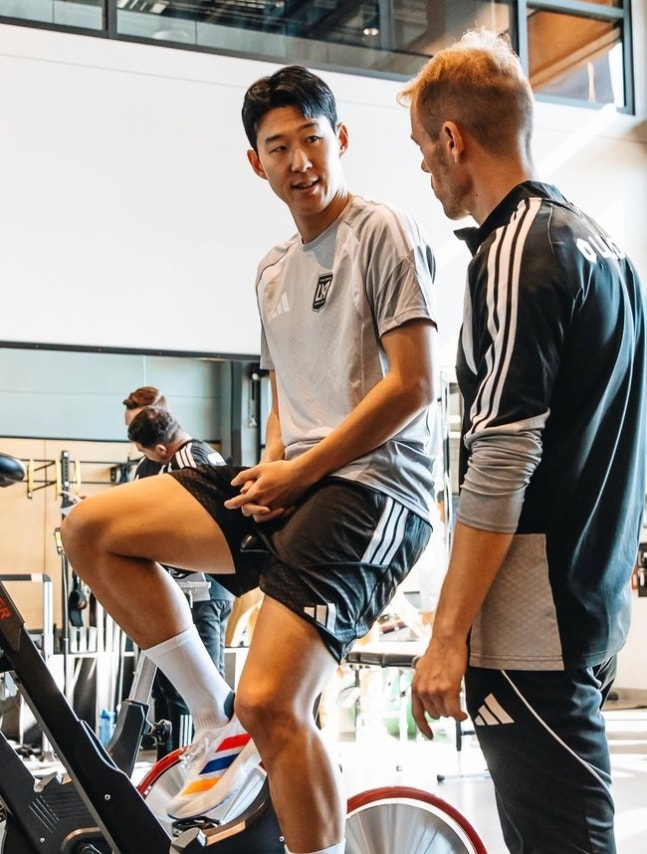 ▲ 데뷔 시즌의 놀라운 개인 성적에도 우승에 실패한 손흥민은 2026시즌 정상 등극의 명확한 목표를 설정했다. LAFC는 신임 사령탑 도스 산토스 감독의 지휘 아래 프리시즌 일정을 시작했다. 손흥민은 바이에른 뮌헨 U-23을 상대하지 않고 다음 경기부터 실전 몸상태를 점검할 예정이다. ⓒ LAFC