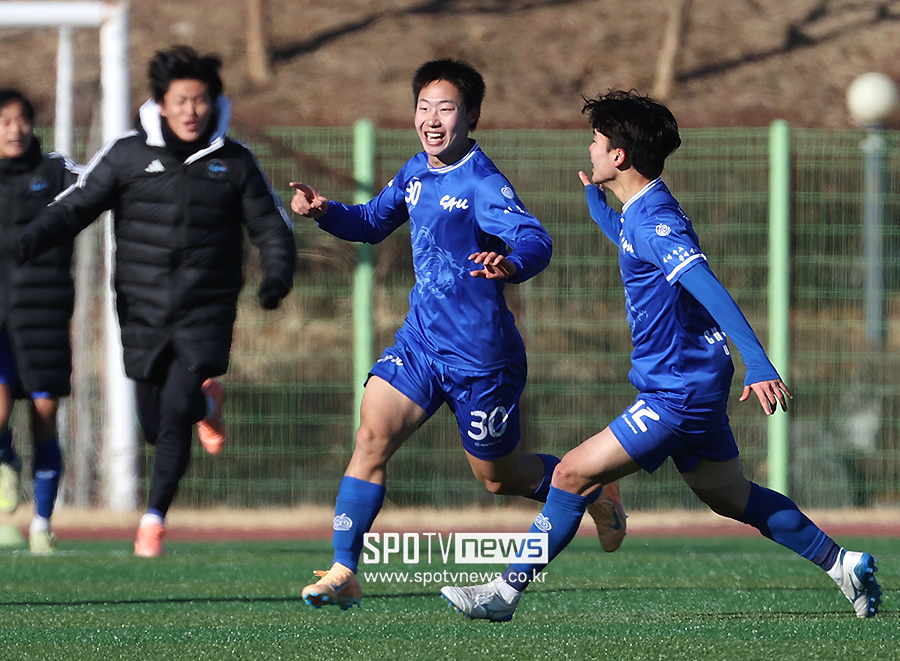 ▲ 중앙대가 1-2학년축구대회 우승을 차지했다. 김수민이 해트트릭, 최강민이 골을 넣었고 오해종 감독은 기쁨의 눈물을 쏟았다. ⓒ곽혜미 기자