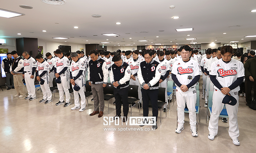 ▲ 두산 묵념 고 김민재 코치 ⓒ곽혜미 기자
