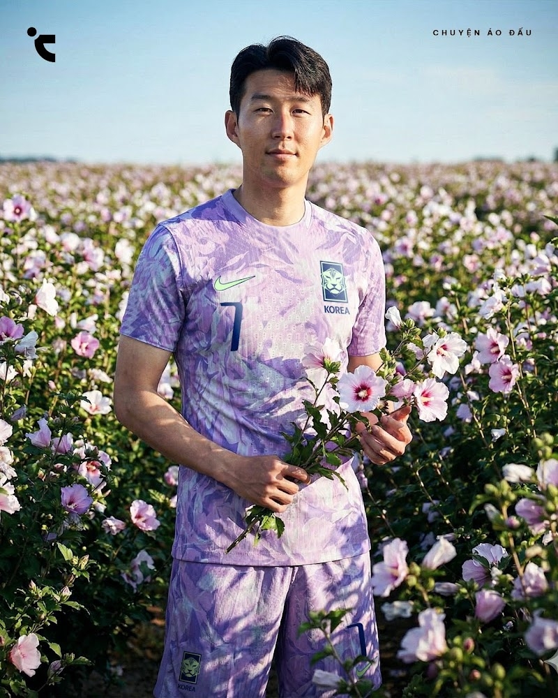 ▲ 푸티 헤드라인스에 따르면 한국의 북중미 월드컵 유니폼은 오는 3월부터 정식 구매가 가능하다. 유니폼의 꽃무늬 그래픽은 한국의 국화인 무궁화를 상징해 불굴의 의지와 영원한 아름다움을 의미하는 것으로 해석된다. ⓒ 푸티 헤드라인스