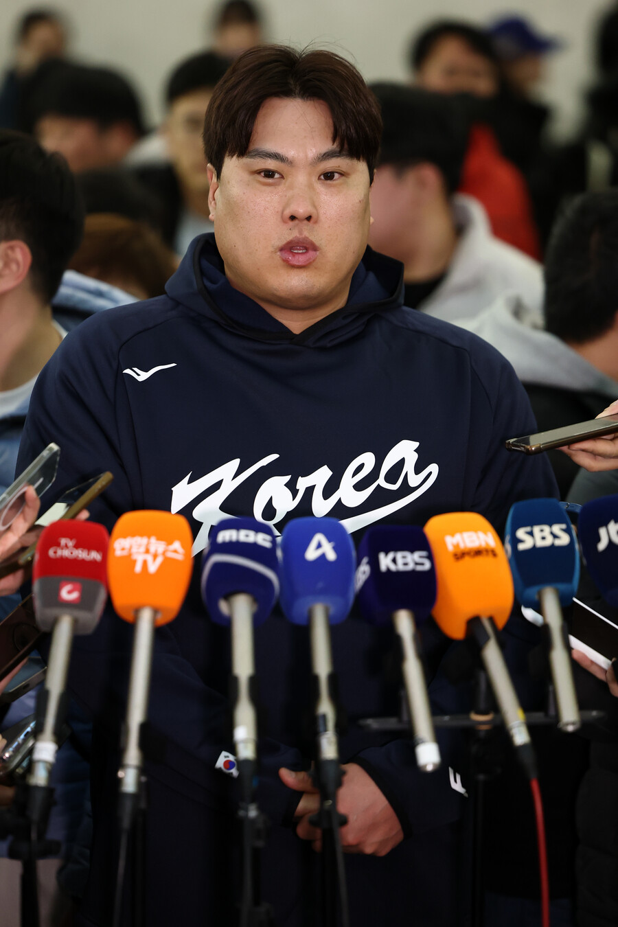 ▲ WBC 사이판 캠프에 앞서 인터뷰하는 류현진. ⓒ 연합뉴스