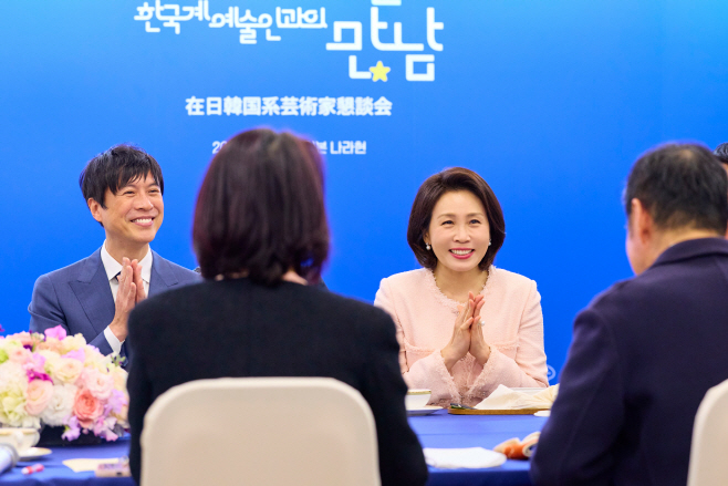 김혜경 여사, 재일 한국계 문화예술인들과 간담회