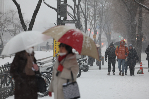 눈 쌓이는 서울<YONHAP NO-6440>