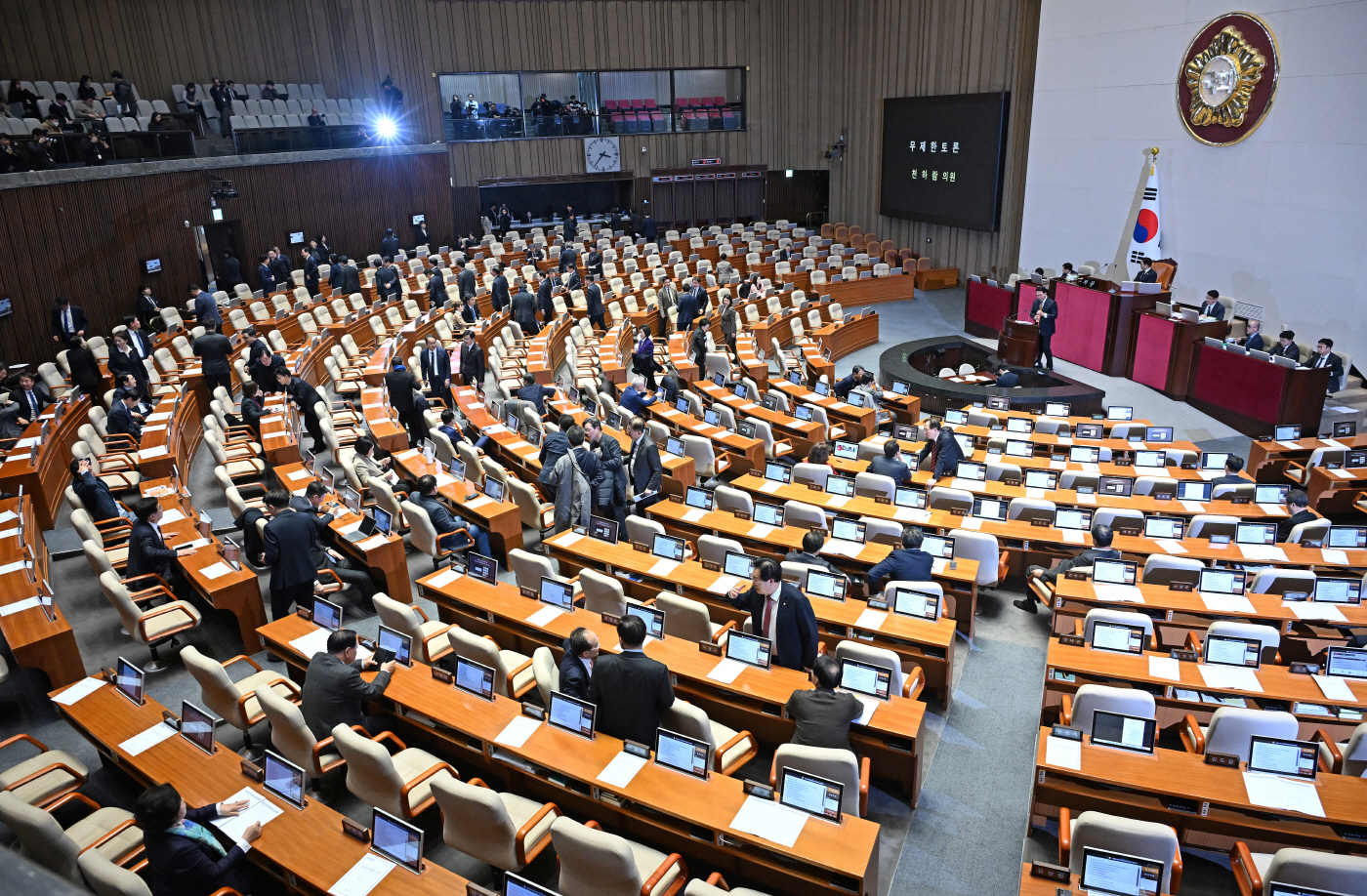 [포토] 필리버스터 시작되자 퇴장하는 與