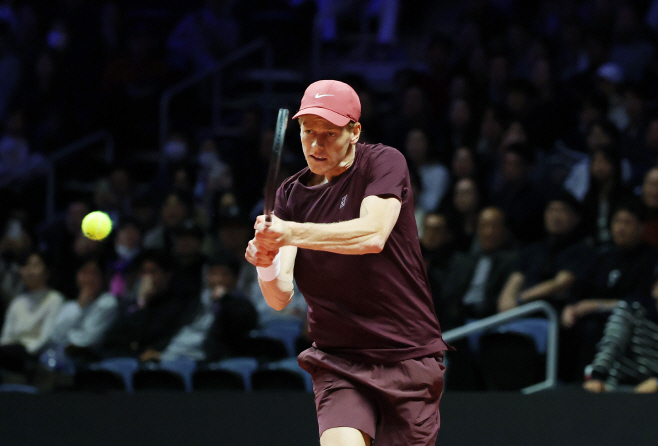 경기 펼치는 신네르<YONHAP NO-3671>