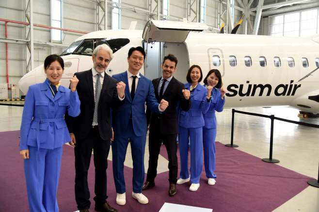 사진1_섬에어 도입식에서 섬에어 최용덕대표와 객실승무원 및 ATR관계자