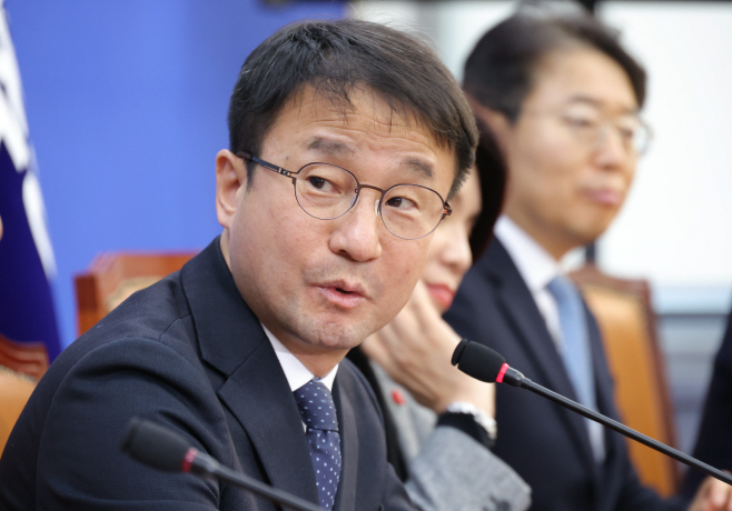 첫 원내대책회의에서 발언하는 한병도 원내대표<YONHAP NO-2232>