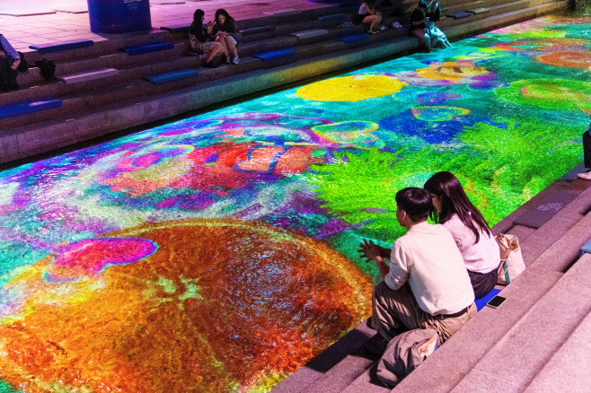 (사진2) 「청계 소울 오션」 수면 미디어아트 전시 작품 해치의 물놀이