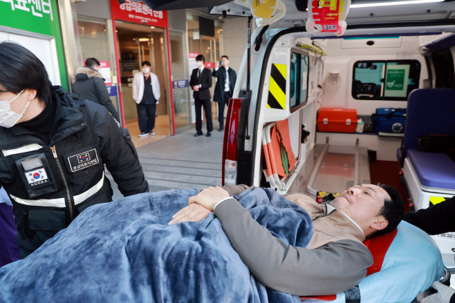 병원으로 이송되는 국민의힘 장동혁 대표<YONHAP NO-3726>
