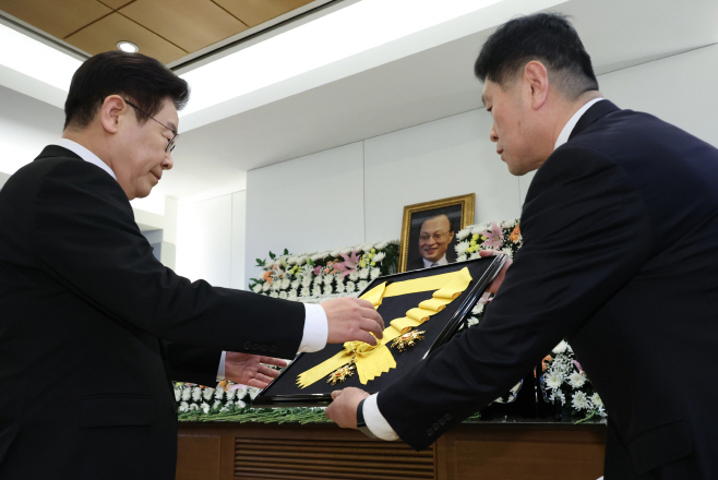 이재명 대통령, 국민훈장 무궁화장 추서