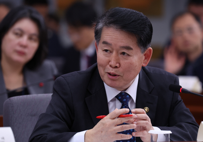 답변하는 김경협 재외동포청장<YONHAP NO-3518>