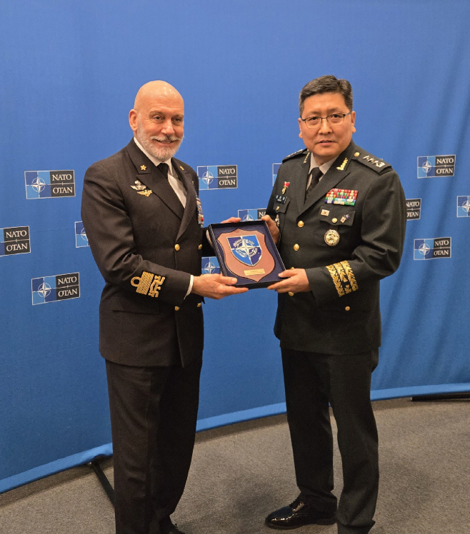 [사진2] 권대원 합참차장이 주세페 카보 드라고네 나토 군사위원장과 기념촬영을 하고 있다