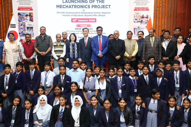 사진1. 주인도대한민국대사, 인도 교육부 차관, 학생들 단체사진