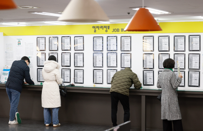작년 취업자수 10만명대 증가 그쳐…30대 쉬었음 역대 최대