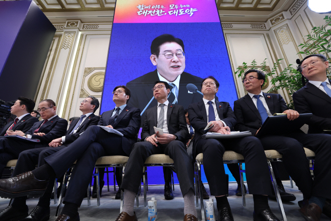 이재명 대통령 신년기자회견 참석한 참모진