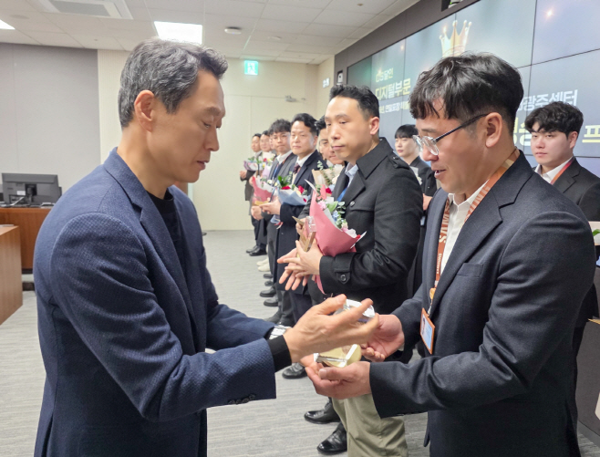 2. 삼성전자서비스 대표이사 김영호 부사장이 2026 CS 달인에게 상패를 수여하는 모습