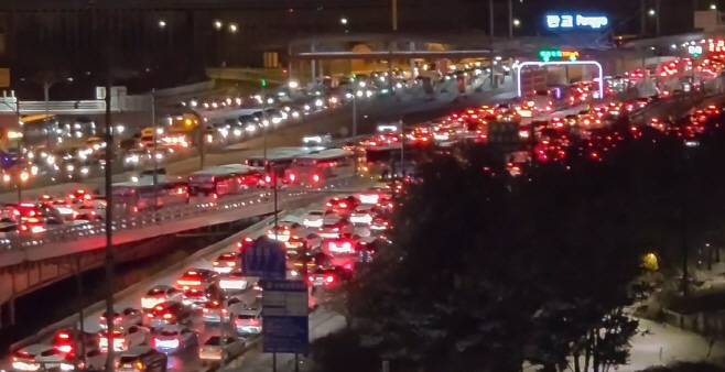 폭설로 막히는 판교 톨게이트 인근<YONHAP NO-6733>