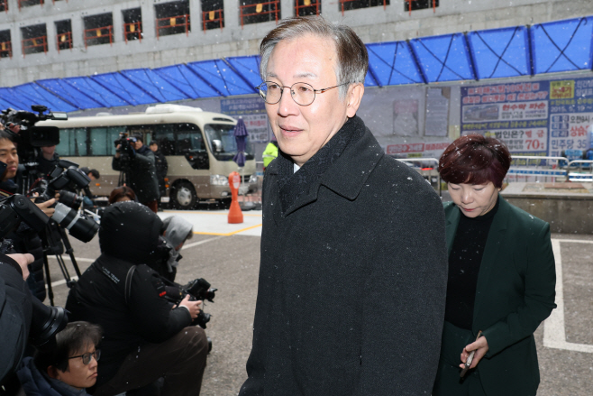 당사 들어서는 한동수 윤리심판원장<YONHAP NO-5950>