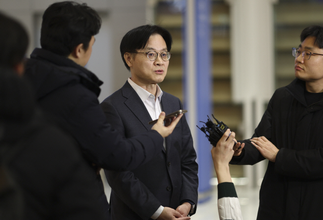 질문에 답하는 김정관 장관<YONHAP NO-2873>