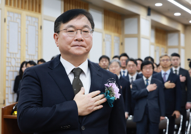 국민의례하는 박영재 신임 법원행정처장<YONHAP NO-2561>