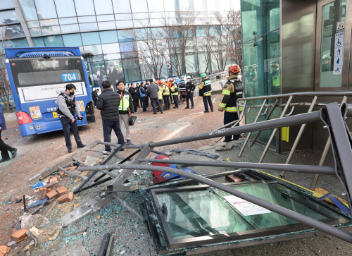 서울 서대문역 사거리서 버스 돌진<YONHAP NO-3632>