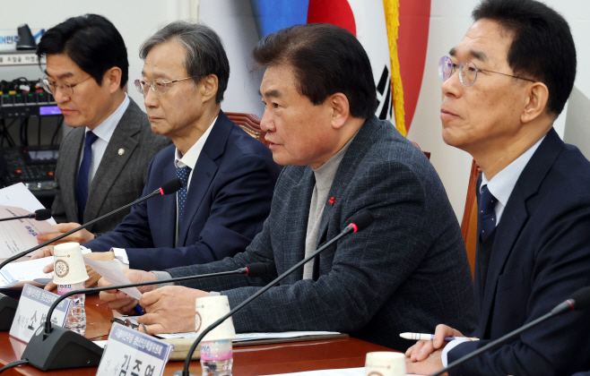 민주당, 정년연장특위 제2차 본위원회의<YONHAP NO-3238>