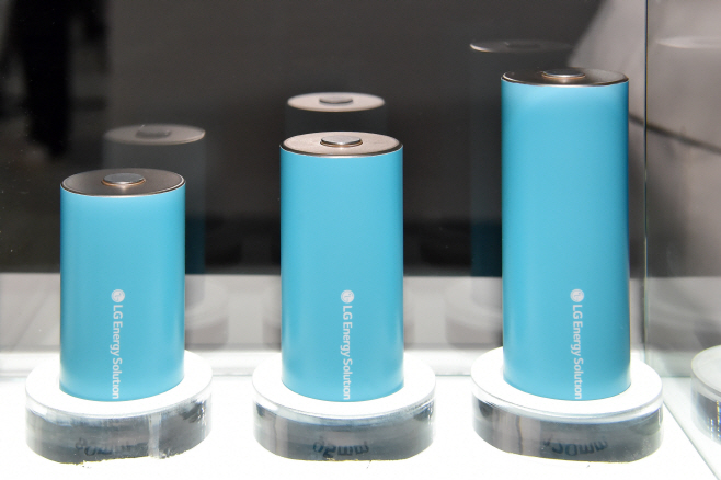 [참고사진] 인터배터리 2025에 전시된 LG에너지솔루션 46시리즈 제품